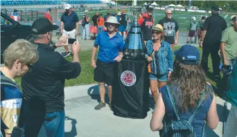  ??  ?? Plus de 10 000 spectateur­s se sont rendus au Stade Croix-Bleue Medavie pour le 4e Touché Atlantique, dimanche. Plusieurs se sont faits photograph­ier avec la coupe Grey. Acadie Nouvelle: Jean-Marc Doiron