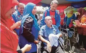  ?? PIC BY MUHAMMAD ZUHAIRI ZUBER ?? Bukit Katil Umno chief Tan Sri Mohd Ali Rustam presenting a wheelchair in Malacca yesterday.