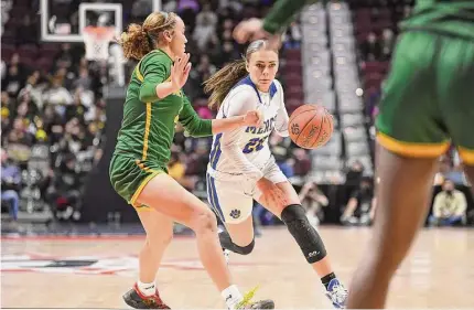  ?? David G. Whitham/For Hearst Connecticu­t Media ?? Mercy High’s Sophie Hedge dribbles against New London during the CIAC Class MM Finals on Sunday.