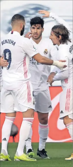  ??  ?? Asensio, el mejor ayer, celebra con Benzema y Modric su gol al Levante.