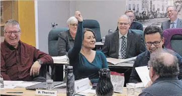  ?? CLIFFORD SKARSTEDT EXAMINER ?? Mayor Diane Therrien takes part in an orientatio­n session at the city's Community Services Dept. on Thursday.