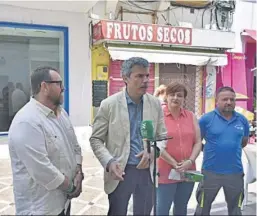  ?? AXSÍ SAN FERNANDO ?? Romero, con miembros de su candidatur­a, en la calle San Rafael.