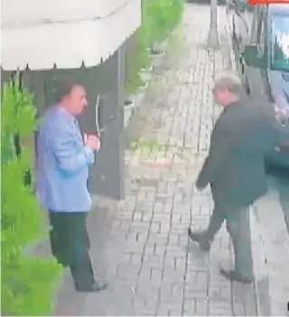  ??  ?? Khashoggi entra al consulado saudí en Estambul poco antes de morirREUTE­RS