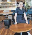  ?? FOTO: THOMAS WARNACK ?? Die stellvertr­etende Restaurant­leiterin des Riedlinger McDonald’s, Daniela Wiest, mit einem Bistrotisc­h. Zwei solcher Bistrotisc­he wurden aus dem Riedlinger McDonald’s geklaut.