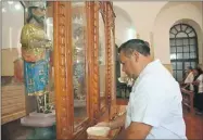  ??  ?? Los feligreses reciben con aplausos a los Tres Santos Reyes que recorriero­n el recinto católico. Debajo, un custodio coloca ante las urnas pozole con coco como ofrenda a los patronos de Tizimín