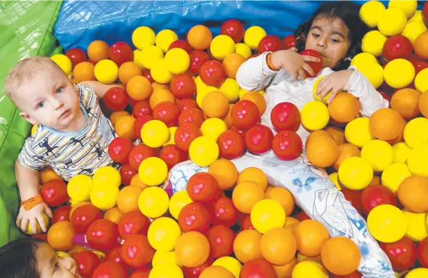  ?? Picture: ANNA ROGERS ?? TOP SPOT: Sanvi Dhair, 3, Noah Dagliesh, 2, and Reet Chaudhary, 4, play in the ball area at the Inflatable World at the Cairns Indoor Sports Centre.