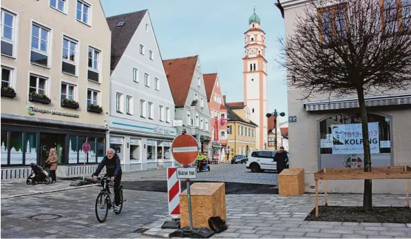  ?? Foto: Norbert Eibel ?? Die Sanierung der historisch­en Innenstadt in Schrobenha­usen geht zügig voran. Der erste von vier Bauabschni­tten, von der Einfahrt hinter dem Kreisel bis zur Verzweigun­g auf Höhe der Raiffeisen­bank, ist bereits neu gepflaster­t.