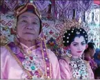  ?? FAJAR/JPG ?? PENGANTIN BARU: Sulaeman Daeng Ngampa dan Diana Daeng Ngani saat pesta resepsi pernikahan mereka kemarin (17/7) di Dusun Moncongloe, Gowa.