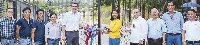  ??  ?? Cemex Philippine­s president Pedro Palomino (fifth from left) and Naga City Mayor Kristine Chiong (center) lead the ribbon cutting for the Las Casas de Naga Turnover Ceremony in Barangay Inoburan, City of Naga, Cebu. Flanking them are officials of Cemex...