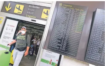  ?? FOTO: CLARA MARGAIS/DPA ?? In den vergangene­n Tagen kamen Tausende deutsche Touristen am Flughafen Palma de Mallorca an.
