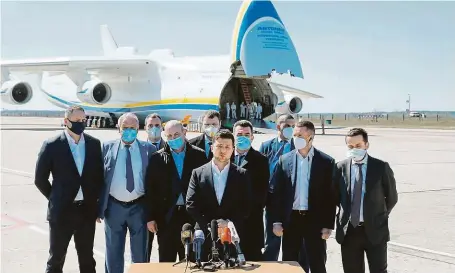  ?? FOTO REUTERS ?? Uvítací výbor.
Ukrajinský prezident Volodymyr Zelenskyj spolu s dalšími politiky přijal v Kyjevě letoun se zdravotnic­kým materiálem z Číny.