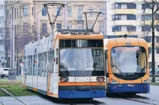  ?? FOTO: DPA ?? Bus und Bahn kostenlos nutzen – die Stadt Mannheim könnte an einem solchen Modellvers­uch zur Verbesseru­ng der Luftqualit­ät teilnehmen.