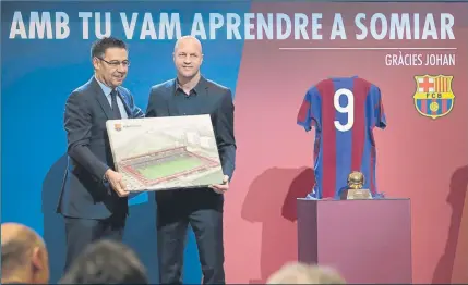  ?? FOTO: PERE PUNTÍ ?? Josep Maria Bartomeu y Jordi Cruyff posan con una imagen de cómo será el nuevo Estadi Johan Cruyff en la Ciutat Esportiva