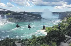  ?? FOTO: DPA ?? Auf vier parallelen Seilrutsch­en können Besucher an den Niagarafäl­len vorbeisaus­en.