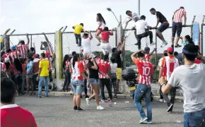  ?? CÉSAR BOLÍVAR ?? Muchos hinchas abrieron y se volaron las mallas del parqueader­o del estadio.