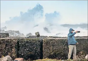  ?? ALBERTO MORANTE / EFE ?? Grandes olas. La borrasca Bella provocó grandes olas en el Catábrico por ejemplo ante el faro de entrada al puerto de Aviles, en San Juan de Nieva
El tren. La estación de Matallana de Torío
(León) amaneció cubierta por la nieve. Extensas zonas del norte de Castilla y León estaban bajo
aviso de nevadas