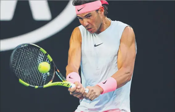  ??  ?? La musculatur­a de Rafa Nadal, al descubiert­o. El número uno mundial recuperó la camiseta sin mangas, que en competició­n abandonó tras el curso 2008. Un uniforme en su conjunto sorprenden­te