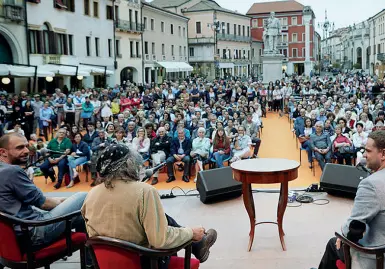  ??  ?? Protagonis­ti A sinistra, Mattia Signorini e Sara Bacchiega. Sopra, uno degli incontri di «Rovigoracc­onta»