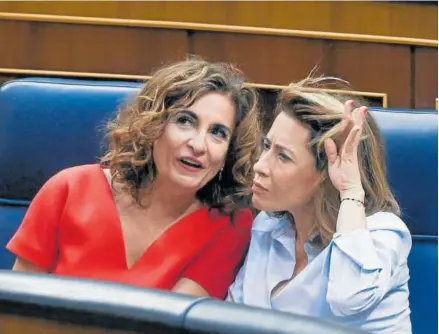  ?? Foto: E.P. ?? La ministra de Hacienda, María Jesús Montero, ayer junto a la ministra de Transporte, Raquel Sánchez.