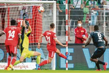  ?? Foto: Andreas Gora, dpa ?? Sergio Cordova hatte in der zweiten Halbzeit die große Chance zur Führung, scheiterte aber am reaktionss­chnellen Union‰Torhü‰ ter Andreas Luthe. Er spielte ebenso wie sein Gegenüber Rafal Gikiewicz eine starke Partie.