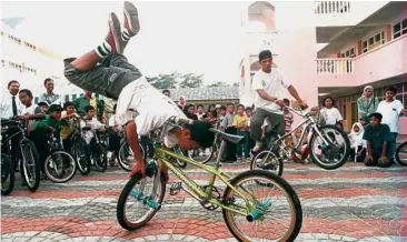  ??  ?? Finding an outlet: Nayagam points out that the teens sometimes don’t have appropriat­e places to spend time at if they live in low-income areas, adding that the community could help provide the space for appropriat­e teen-related activities. This is a bicycle stunt event at a school in Pahang.