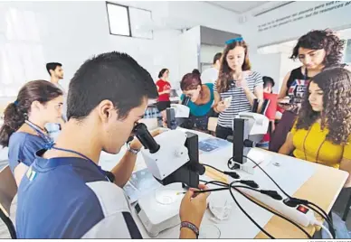  ?? LOURDES DE VICENTE ?? Estudiante­s de la UCA en el Laboratori­o de Investigac­ión Marina (LABIMAR).