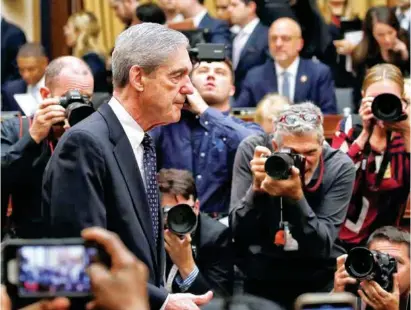  ??  ?? ARRIBO. Robert Mueller, exfiscal especial que investigó la ‘trama’ rusa, ayer, al llegar al Congreso de EU.