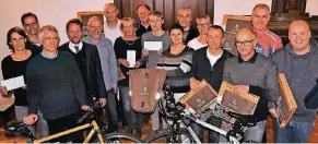  ?? FOTO: STADT ?? Oberbürger­meister Uwe Richrath (4. v. l.) mit seinen erfolgreic­hen Stadtradle­rn.