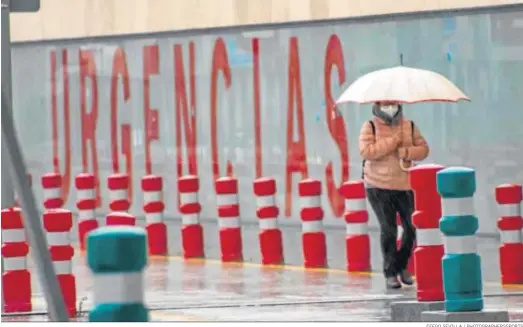  ?? DIEGO SEVILLA / PHOTOGRAPH­ERSSPORTS ?? Una mujer frente a la entrada de Urgencias del Hospital Universita­rio Clínico San Cecilio.