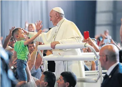  ?? Pierre alboury/afp ?? El Papa bendijo a un chico en la sede del Consejo Ecuménico de las Iglesias, en Ginebra