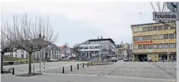  ?? FOTO: BECKER&BREDEl ?? Von der Sparkassen­filiale (rechts) Richtung Rathaus (links) wünschen sich Püttlinger Bürger und die Verwaltung einen Zebrastrei­fen. Der darf aber nur mit extra Beleuchtun­g angelegt werden, was komplizier­t wird.