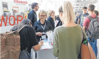  ?? FOTO: BIRGA WOYTOWICZ ?? Lisa Carle (links) füllt auf der Jobmesse der Hochschule Biberach mit ihrer Freundin einen Gesprächsb­ogen aus.