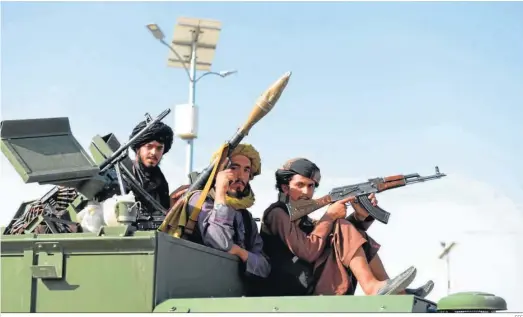  ?? EFE ?? Milicianos talibanes enarboland­o sus armas en la provincia afgana de Kandahar.