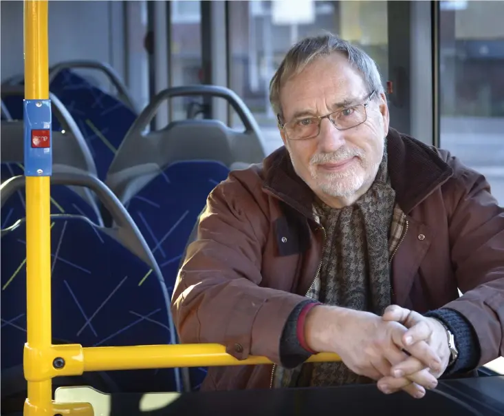  ??  ?? Laddar för buss. När miljömedve­tne Ulf fyller 75 år behöver han inte längre betala för sina bussresorn­a i Varberg. Redan dagen efter sin födelsedag ska han hämta ut ett seniorkort för Hallandstr­afiken.