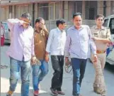  ?? SAKIB ALI/HT PHOTO ?? The two Delhi police assistant sub inspectors (in front) in the custody of Ghaziabad police.