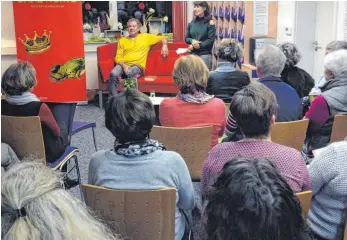  ?? FOTOS: KNEHR ?? Bestseller­autor Gunter Haug am Donnerstag auf dem Sofa in Heroldstat­t.