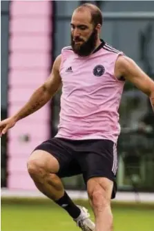  ??  ?? Gonzalo Higuain e il nuovo look con l’Inter Miami