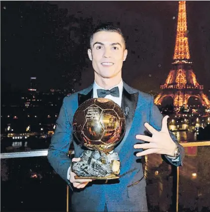  ?? FOTO: REALMADRID.COM ?? CR7 posó ayer feliz con su quinto Balón de Oro ante la Torre Eiffel El crack del Madrid se llevó este año un premio sin debate