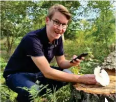  ?? FOTO: PRIVAT ?? APP. Axel Sparr har uppfunnit en app som hjälper svampplock­are i skogen.
Appen kan nu känna igen de 850 vanligaste svampsorte­rna i Sverige, men den ger nödvändigt­vis inte alltid exakt rätt art – utan ger förslag på vilken svamp det kan vara.