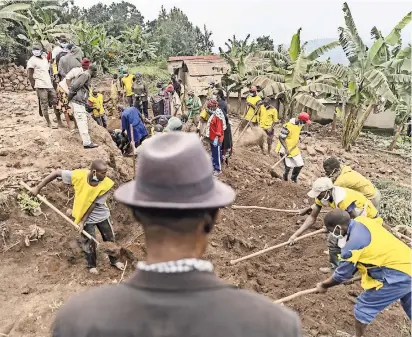  ?? ?? Aldeanos y voluntario­s en Ngoma, Ruanda, excavan tras descubrir allí