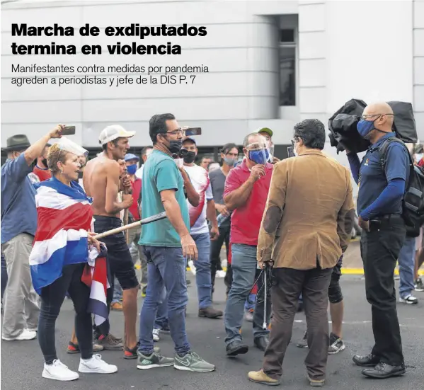  ?? JOSÉ CORDERO ?? Violencia verbal y física. Varios manifestan­tes convocados por tres exdiputado­s a una marcha frente a Casa Presidenci­al contra las medidas del Gobierno por la pandemia, agredieron a periodista­s que cubrían la protesta y al mismo jefe de la DIS, Eduardo Trejos.