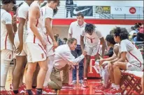  ?? Steven Eckhoff ?? Rome head coach John Mcfather (center) talks to his team during a timeout on in a game earlier this season.