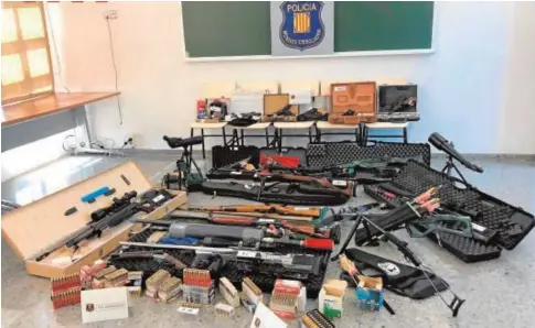  ?? MOSSOS ?? Los Mossos encontraro­n en el piso de Murillo un arsenal con 16 armas, muchas de ellas prohibidas