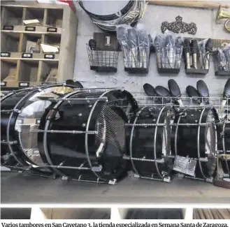  ?? ?? Varios tambores en San Cayetano 3, la tienda especializ­ada en Semana Santa de Zaragoza.