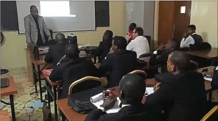  ??  ?? Samna Cheibou, le procureur de Niamey, la capitale du Niger, donne un cours aux futurs magistrats du pays.