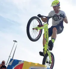  ??  ?? Due ruote Acrobazie in Fiera a Verona per il festival della bici. Due padiglioni, 180 marchi, ampio focus sulla bici elettrica