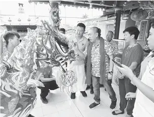  ??  ?? RASMI: Rentap mencelup bahagian kepala naga sempena program ‘Eyes Dotting’ di Tokong Cina Betong, semalam