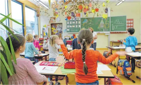  ?? FOTO: FELIX KÄSTLE / DPA ?? Noch werden die Kleinen im Ostalbkrei­s ausschließ­lich von Grundschul­lehrern unterricht­et. Das kann sich jedoch bald ändern.