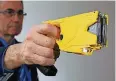  ??  ?? Ein Taser leitet über Projektile elektrisch­e Impulse in den Körper.