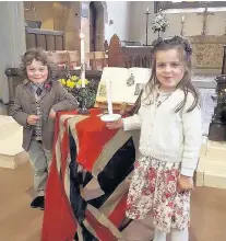  ??  ?? Poignant moment Twins Archie and Matilda next to the flag which was draped across their great-great-grandfathe­r’s coffin